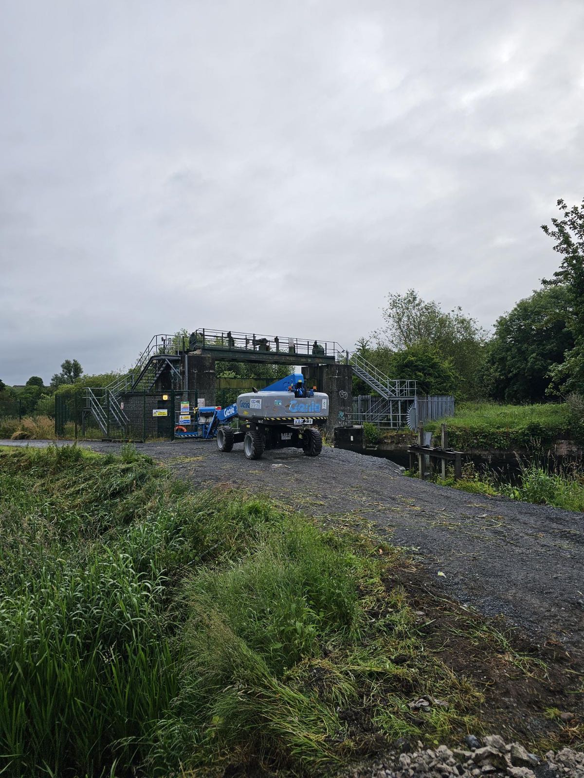 Access platform and gantry at the weir site